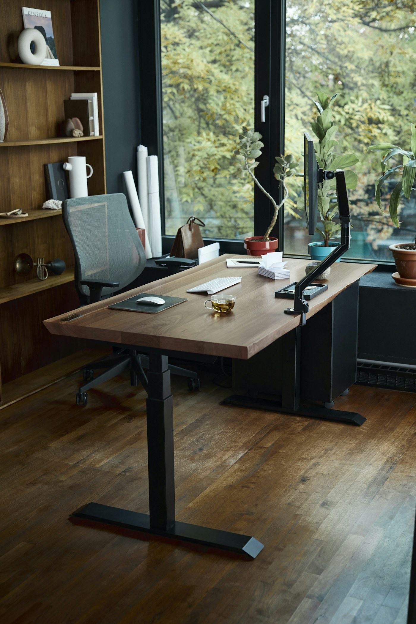 Home office com mesa de madeira, cadeira e estante planejada